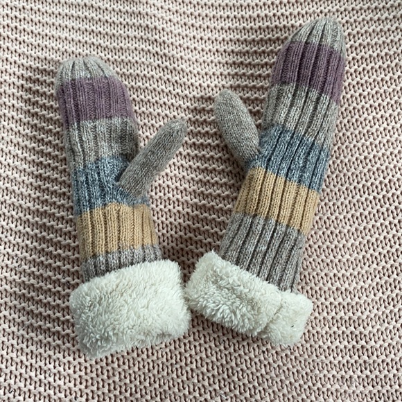 American Eagle Outfitters Accessories - Soft Winter Mittens